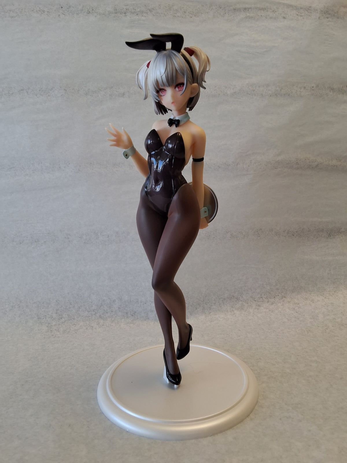 Hayakawa Tokuna Lovely HobbysakuraOohhya Bunny Girl #1525 Woman in purple with bunny ears holding tray