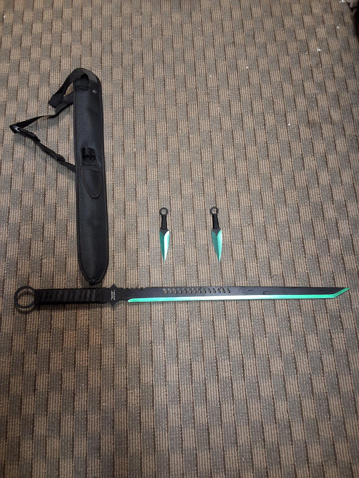 Black and green short sword with two throwing kunais