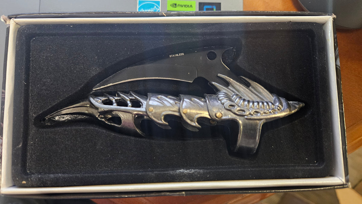 Black Bladed Finger Gauntlet #3014