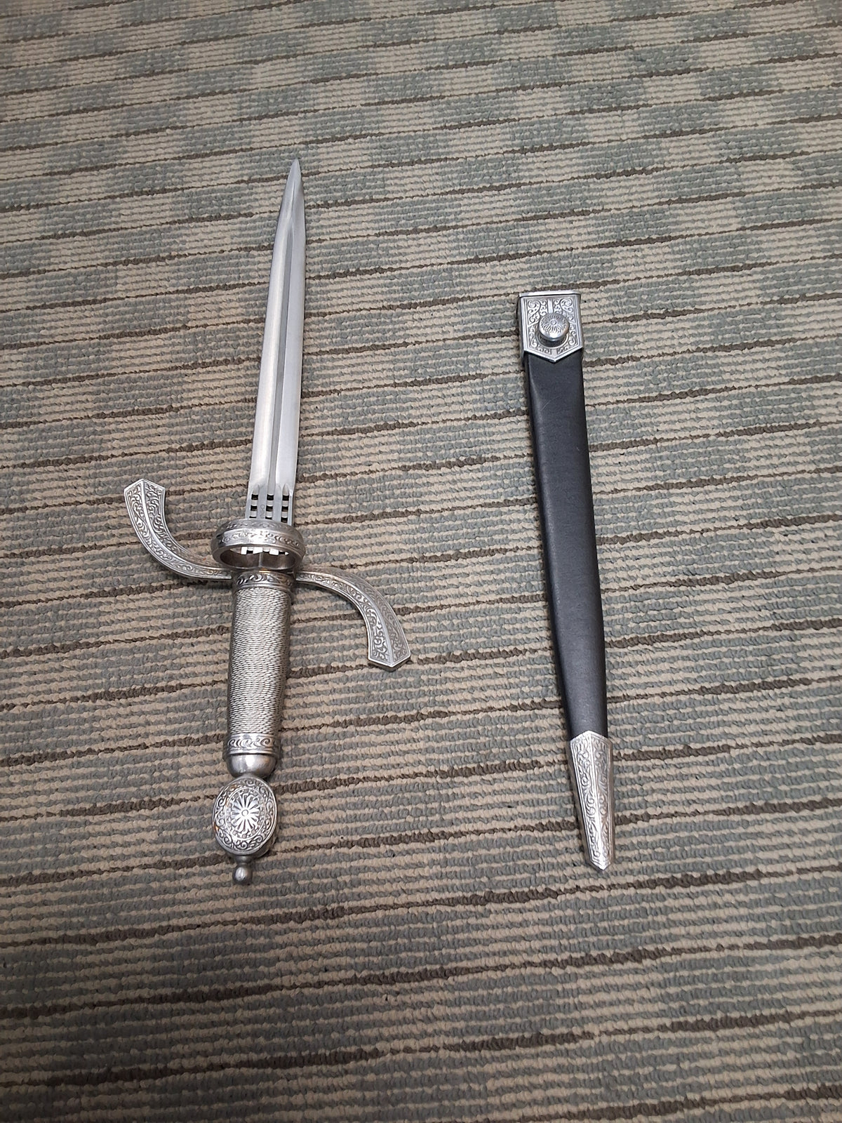 Twisted hand guard dagger bayonet piece