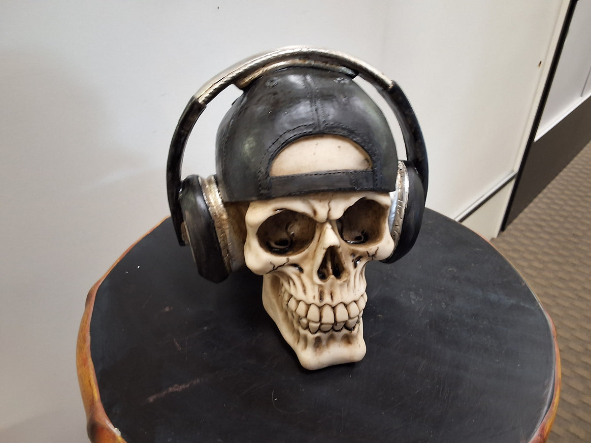 Skull Jamming Out To Toons