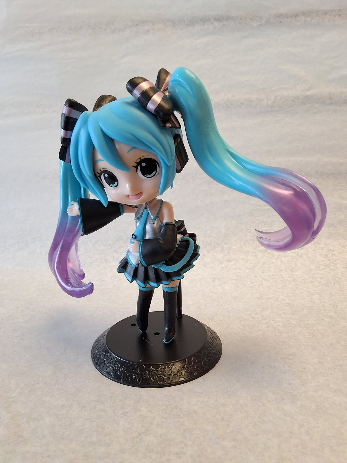 #1535 Hatsune Miku young girl black and blue dress standing
