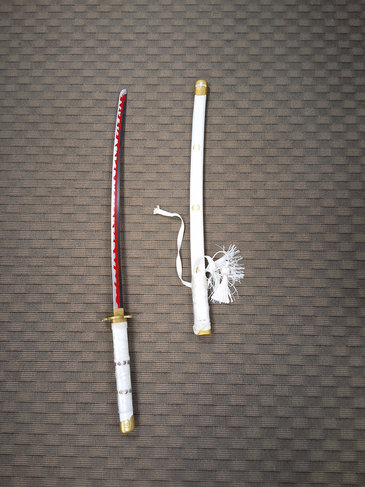 One Piece Momonosuke Katana (White) 3 circle tsuba